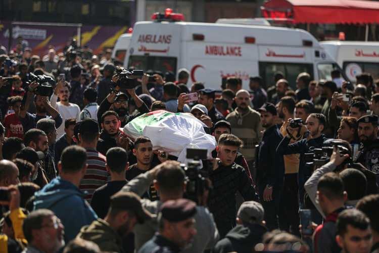 <p>Cenaze namazına katılan binlerce Gazzeli gözyaşı döktü.</p>
