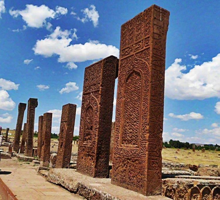 <p>BİTLİS: Kimi tarihçilere göre, "Bageş" ya da "Pagiş" sözcüklerinden türemiştir. Kimilerine göre de Büyük İskender'in komutanı "Lis" ya da "Badlis" burada bir kale kurmuş. Bitlis sözcüğü bu komutanın isminden kaynaklanıyormuş.</p>
