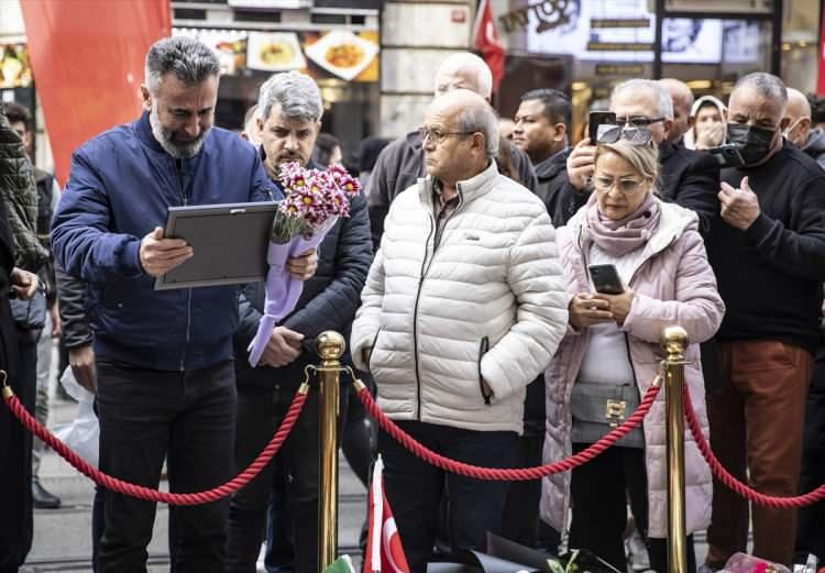 <p>Kızı Yağmur Uçar ile eski eşi Arzu Özsoy'u kaybeden dizi oyuncusu Nurettin Uçar, teröre tepki göstererek, "Türk insanının korkak olmadığını, halkın korkak olmadığını ve yine bu İstiklal Caddesi'nde hiçbir zaman böyle eylemlerle Türk halkını yıldıramayacaklarını bilsinler." dedi.</p>
