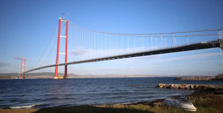 <p>Çanakkale Boğazı'nın Lapseki ve Gelibolu ilçeleri arasına inşa edilen 1915 Çanakkale Köprüsü'nün kulelerine yerleştirilecek top mermisi figürleri için kaidelerin yerlerine kurulması için çalışma başlatıldı.</p>
