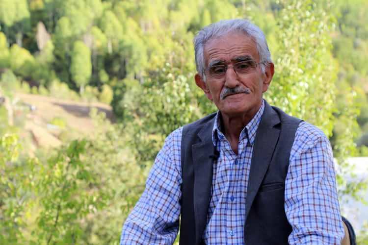 <p>Gümüşhane’de yaşayan 84 yaşındaki emekli milli eğitim müdürü Yusuf Sadık, gazetecilik, yazarlık ve yöneticilik vasıflarının yanında müziğe olan ilgisi, renkli kişiliği ve bitmeyen enerjisiyle dikkat çekiyor.</p>