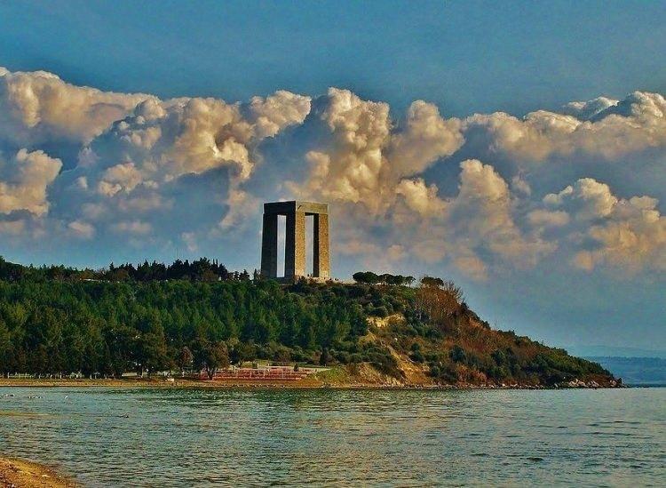 <p>ÇANAKKALE: Marmara ve Ege denizlerini birleştiren Boğaz'daki şehir ve kasabaların en büyüğü ve il merkezidir. Boğazın doğu kıyısında ve en dar yerinde kurulmuştur. Burada denizini şekli tıpkı bir çanağı andırır. Bugünkü ismini buradan alır.</p>