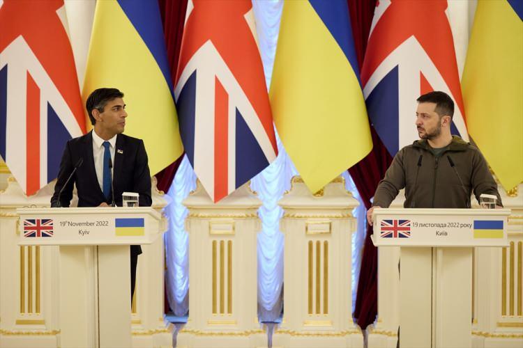 <p>Sunak da, Twitter'dan Kiev ziyaretine ilişkin İngilizce ve Ukraynaca yaptığı paylaşımda, "İngiltere özgürlük için savaşmanın ne demek olduğunu biliyor. Sonuna kadar yanınızdayız." ifadelerini kullandı.</p>
