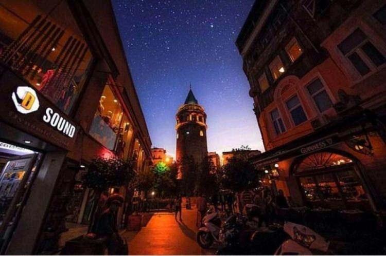 <p>İSTANBUL: MÖ. 658 yılında Megara kralı Byzas tarafından kurulduğundan bu şehre kurucusundan dolayı Bizantion adı verilmiştir. Roma imparatoro Marcus Avrelius döneminde imparatorun manevi babasının adıyla "Antion" olarak anıldı. Bizans İmparatoru Konstantin bu şehri yeniden kurunca buraya kendi adını verdi. Şehre "Konstantin veya Konstanpolis" adı verildi. Araplar "Kostantiniye, Romalılar Konstantinopolis" demişlerdir. Daha sonra bu ismin kısaltılmış şekli olan "Stin-polis" deyimi kullanıldı. İşte İstanbul bu "Stin-Polis" şehrinden türetildi. Türkler burayı alınca Müslüman şehir anlamında "İslambol" adını verdiler. Fakat daha sonra İstanbul olarak değiştirildi.</p>
