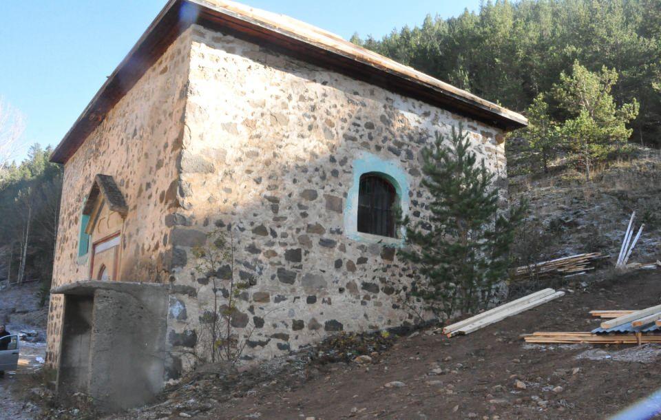 <p>Torul'a bağlı Kocadal köyü Erdemler Mahallesi’nde Rumlar tarafından 1800'lü yıllarda inşa edilen kilise, 1960 yılında camiye dönüştürüldü.</p>
