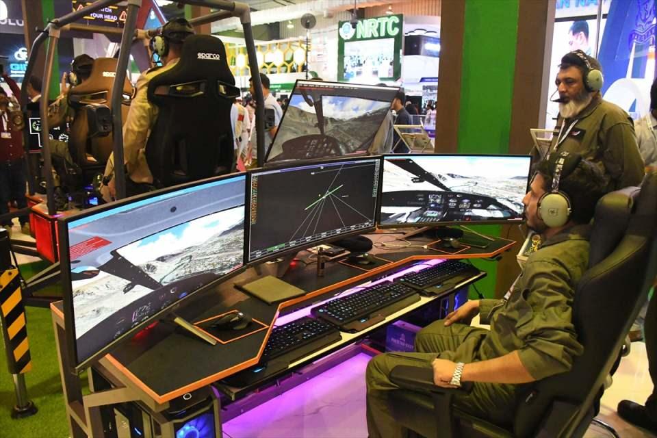 <p>"Özgün motorlarının yanında aynı zamanda özgün motorları için geliştirdiği alt sistemleri de sergileyen TEI'nin standında, TEI-PD170 turbodizel havacılık motorunda kullanılan alternatör ve merkezi güç ünitesi de ziyaretçilerin ilgisine sunuluyor. Çok sayıda ikili görüşmeye ev sahipliği yapacak etkinlik boyunca TEI, Pakistan ve bölgedeki ihracat fırsatlarını takip edecek."</p>

<p> </p>
