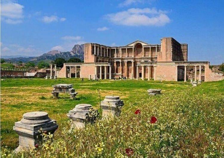 <p>MANİSA: Yunanca Magnesya'dan gelmiştir. Türkler burayı alınca Manisa olarak şehrin ismini değiştirdiler.</p>
