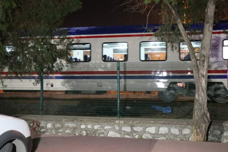 <p>Mithatpaşa Mahallesi Maliye Caddesi Aziz Duran Parkı mevkisindeki hemzemin geçitten elektrikli skuter ile geçmek isteyen Hacer Ölmez'e (21), yolcu treni çarptı.</p>
