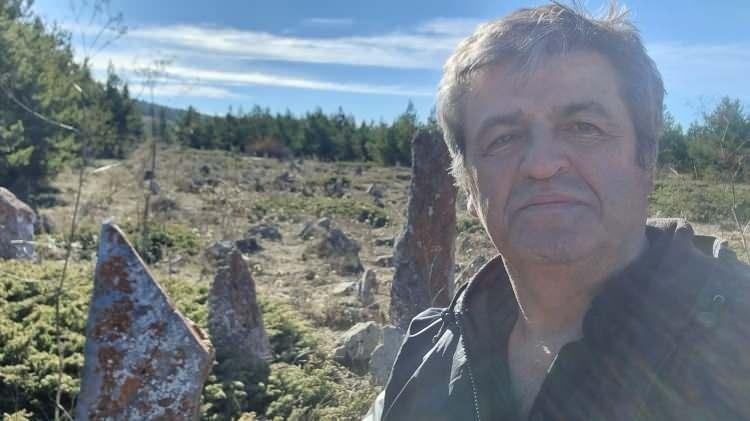 <p><strong>'BU KURGANLAR ALTAY VE TANRI DAĞLARI'NDAKİ KURGANLARA BENZİYOR'</strong></p>
<p> </p>
<p>Define avcılarının talan etmesinden endişe duyduğu için keşif iddiasında bulunduğu alanın adresini vermeyen Prof. Dr. Demir, çocuk mezarı bulunmadığını, bölgenin muhtemelen savaş sonrası oluşturulmuş şehitlik olabileceğini söyledi. Toplu mezarlığın taş yapısının Altay ve Tanrı Dağları’ndaki kurganlara çok benzediğini kaydeden Demir,</p>