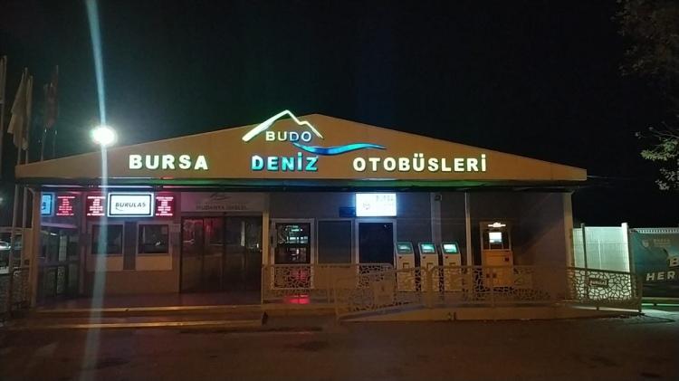 <p>Panik yaşayan ve Mudanya iskelesinde üst araması yapıldıktan sonra buradan ayrılan yolcular da otobüslerle Bursa'ya hareket ettiler.</p>
