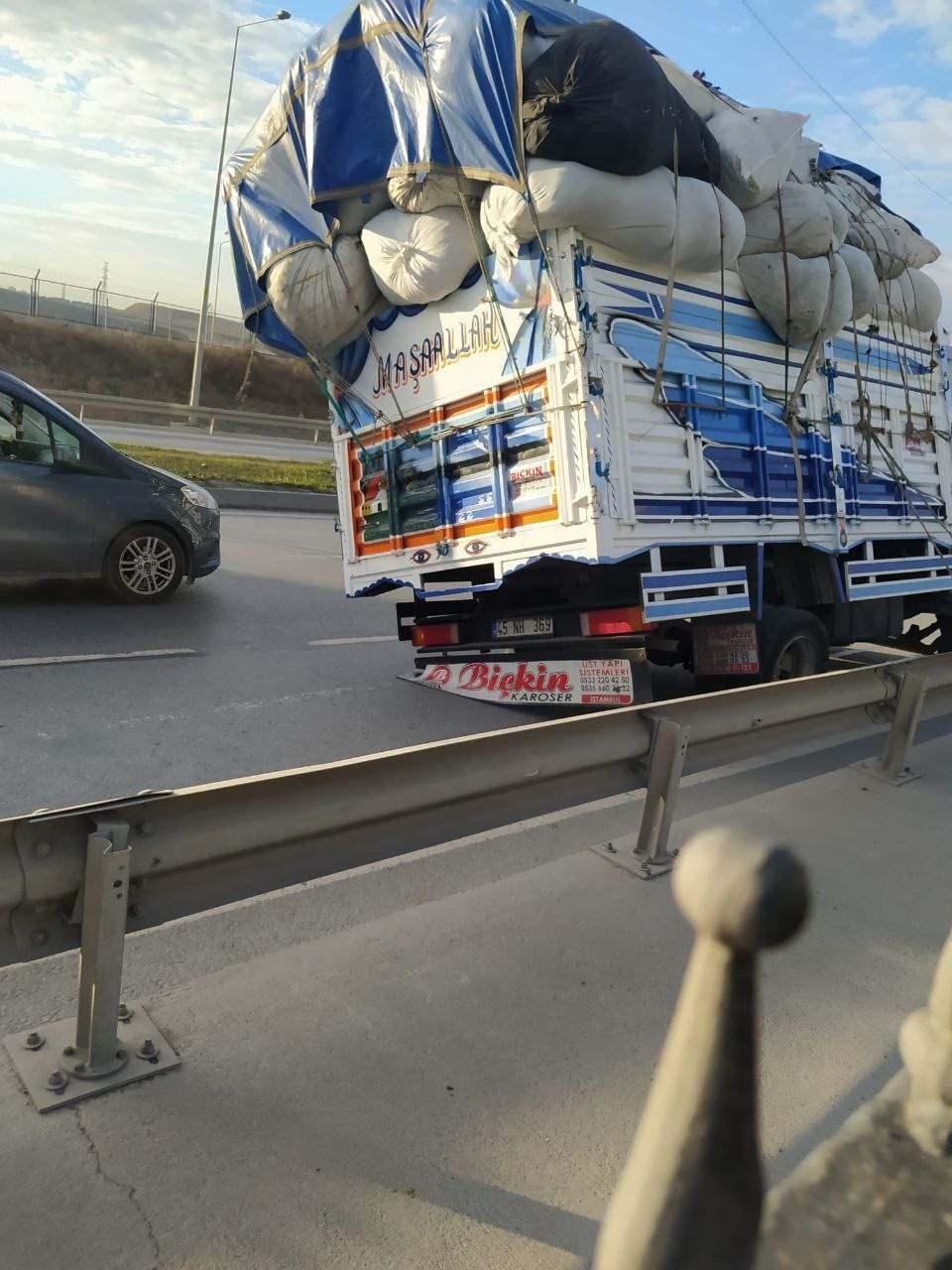<p>Yaşanan olayın ardından sürücü ilginç bir çözüm bularak, tedbir amacı ile kamyoneti ip yardımı ile bariyerlere bağlarken, olay yerinden geçen bir hafriyat kamyonu sürücüsü ise kamyonete yaslanarak devrilmesini önledi.</p>