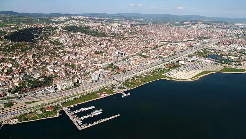 <p>KOCAELİ: Orhan gazi döneminde bu bölgeyi feth eden Akçakoca isimli komutandan dolayı buraya Kocaeli denildi.</p>
