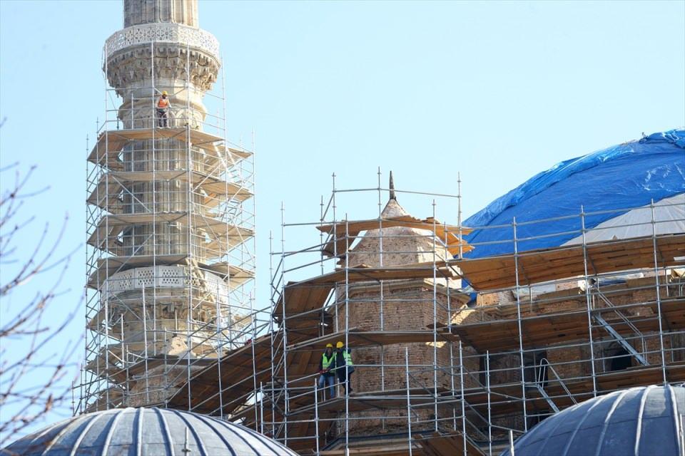 <p>Geçmiş onarımlarda dönemin restorasyon anlayışı olarak kabul gören ancak bugün sakıncaları nedeniyle tümüyle tarihi yapıya zarar verici olarak kabul edilen, kubbelerdeki sıvalar, derz tamirleri, döşemelerdeki çimentolu şap, beton dışlıklar gibi portland çimentolu uygulamalar, restorasyon çalışmaları sırasında yapıdan uzaklaştırılacak.</p>
