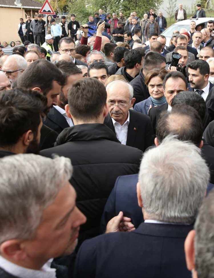 <p>CHP Genel Başkanı Kemal Kılıçdaroğlu'nun kardeşi Celal Kılıçdaroğlu'nun cenazesi, Kocaeli'nin İzmit ilçesinde toprağa verildi.</p>