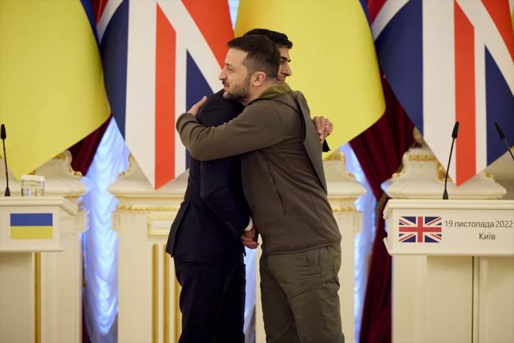 <p>- "SAVAŞIN İLK GÜNLERİNDEN BERİ UKRAYNA VE İNGİLTERE EN GÜÇLÜ MÜTTEFİKLER OLDU”</p>

<p>Zelenskiy de Telegram hesabından yaptığı paylaşımda, Sunak'la başkent Kiev'de Devlet Başkanlığı Ofisi'nde yaptığı görüşmede, İngiltere ile Ukrayna arasındaki işbirliği ve küresel güvenlik konularını ele aldıklarını belirtti.</p>
