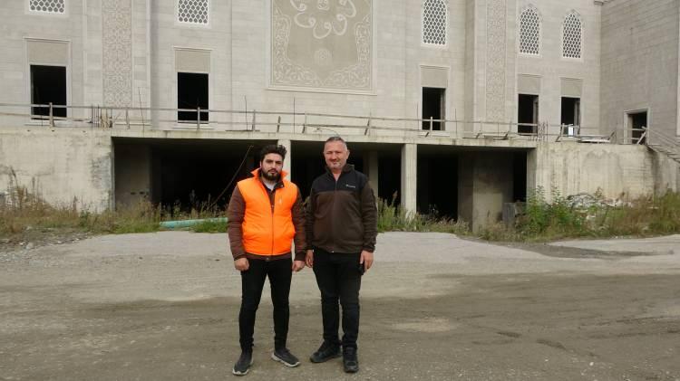 <p><strong>24 pencereden ışık alacak</strong><br />
<br />
Ana kubbesi 42 metre yüksekliğinde ve 22 metre çapında olacak, 77 metre yüksekliğinde 4 minaresinde 12 şerefe bulunacak caminin içi 24 pencereden ışık alacak. Ses akustiği de dikkate alınarak tasarlanan cami ve külliyesi ana kubbe, ön cephe ile mihrap cephesinde bulunan iki yarım kubbe ve güneybatı ve kuzeydoğu cephesindeki iki büyük kemerden oluşacak. Toplamda 6 bin 100 metrekare namazgah alanı içerisinde yaklaşık 7 bin 700 kişinin aynı anda ibadet edebileceği caminin ince inşaatına ise kısa sürede başlanılacağı belirtilirken, cami ve külliyenin kısa sürede tamamlanması hedefleniyor.<br />
8 bin 570 m2 külliye alanı üzerinde 5 bin 410 metrekare oturum alanına sahip camide engelli kullanıcıların ulaşımı için de asansör bulunacak.</p>
