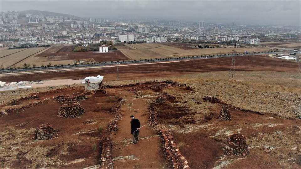 <p>Elazığ'da yaşayan 74 yaşındaki İsmail Yılmaz, çocukluk yıllarının geçtiği çiftlik hayatına duyduğu özlemle kent merkezindeki evinin önündeki taşlık araziyi ormanlık araziye çevirdi.</p>
