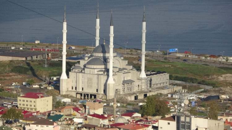 <p>Yapımına 2018 yılında dönemin Trabzon Büyükşehir Belediye Başkanı Orhan Fevzi Gümrükçüoğlu zamanında başlanılan, projesi eski Çevre ve Şehircilik Bakanı Erdoğan Bayraktar’ın destekleriyle Pazarkapı mevkiinde denize hakim bir noktada sahil şeridinde hazırlanan Trabzon Şehir Camii ve Külliyesi inşaatı sürüyor.<br />
</p>