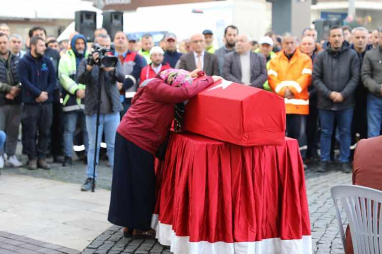 <p>Ordu'da kendisine saldıran köpeklerden kaçarken araç çarpması sonucu hayatını kaybeden temizlik işçisi Metin Tirkil (53), Türk bayrağına sarılı tabutuyla gözyaşları içinde son yolculuğuna uğurlandı.</p>
