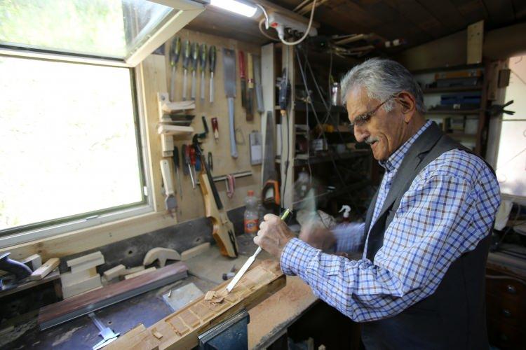<p>Erzurum’dan 66 yıl önce mezun olduğu okulun ardından öğretmenlik mesleğine adım atan Sadık, köy çocuklarının okullaşması, eğitim öğretim hayatına girmesi için çaba gösterdi ve mezun ettiği öğrencilerinin birçoğu öğretmen oldu.</p>
<p> </p>