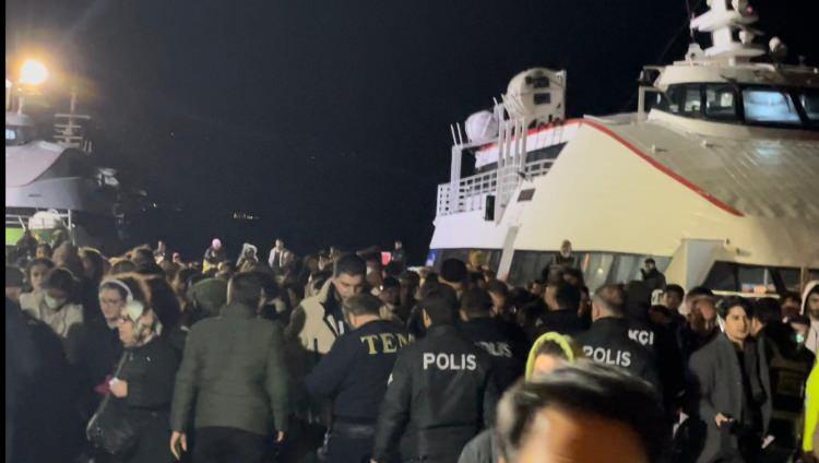 <p>Akşam saatlerinde Bursa 112 ihbar hattını arayan kişi Bursa-İstanbul İstanbul-Bursa feribotlarına bomba ihbarında bulundu. İhbarı dikkate alan Bursa Emniyet Müdürlüğü ekipleri İstanbul'a haber verdi. İstanbul'a yanaşan gemide arama yapıldı ve herhangi bir olumsuzluk tespit edilmedi.</p>
