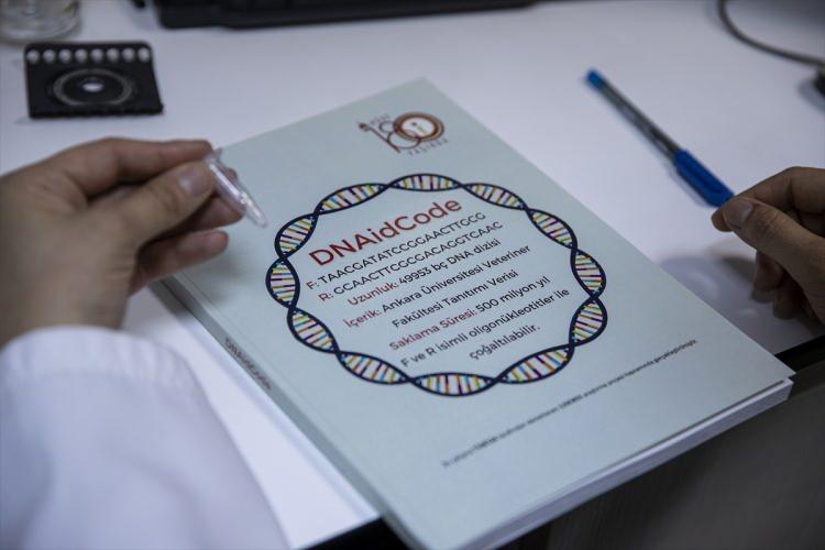 <p>Doç. Dr. Bilgen, "500 milyon yıl sonra bu tüpün içerisindeki DNA dizisini çeviren kişi fakültemizin bütün bilgisine erişebilecek. Bu aynı şekilde bütün insanların saklamak istediği şeyler için de geçerli. DNA'yı kullanarak 500 milyon yıl sonrasına mesaj bırakabilirsiniz." bilgisini verdi.</p>
