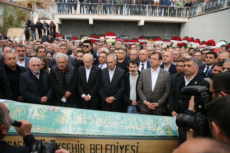 <p>Cenaze törenine, CHP Genel Başkanı Kemal Kılıçdaroğlu, kardeşleri Adil ve Ali Kılıçdaroğlu, TBMM Başkanvekili Haydar Akar, CHP Kocaeli Milletvekili Tahsin Tarhan, İstanbul Büyükşehir Belediye Başkanı Ekrem İmamoğlu, Türkiye Değişim Partisi Genel Başkanı Mustafa Sarıgül, İzmit Belediye Başkanı Fatma Kaplan Hürriyet, İYİ Parti İl Başkanı Şanbaz Yıldız, CHP'li Canan Kaftancıoğlu ve bazı siyasi partilerin temsilcileri ile vatandaşlar katıldı.</p>
