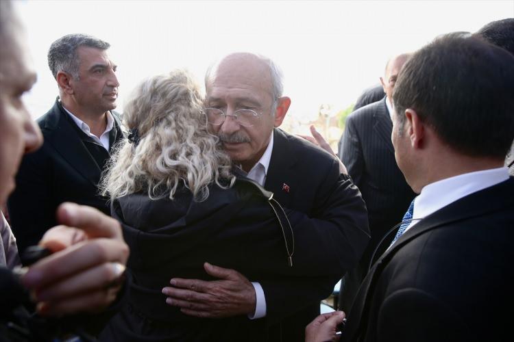 <p>Burada düzenlenen cenaze töreninde Celal Kılıçdaroğlu'nun ailesi, taziyeleri kabul etti.</p>