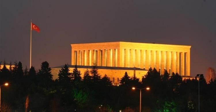 <p>ANKARA: İslam kaynaklarında Ankara'nın adı Enguru olarak geçer. Kimilerine göre Ankara sözü Farsça "Üzüm" anlamına gelen Engür'den, ya da Yunanca'da Koruk anlamına gelen"Aguirada'dan türemiştir. Bazılarına Hint-Avrupa dillerindeki "Eğmek" anlamına gelen Ank ya da Sankskritçe de; "Kıvrıntı", anlamına gelen ankaba'dan veya Latince'den çengel anlamına gelen uncus'dan türediği ileri sürülmektedir. Frig dilinde Ank "engebeli, karışık arazi anlamına gelir." Şehrin diğer isimleri; Ankyra, Ankura, Ankuria, Angur, Engürlü, Engürüye, Angare, Angera, Ancora, Ancora ve son olarak Ankara şeklini almıştır.</p>