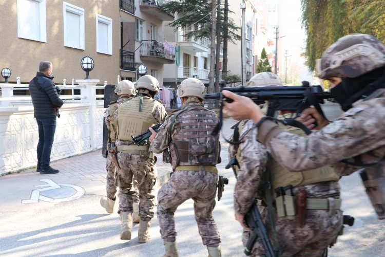 <p>Polis, şüphelinin evine Özel Harekat Şube Müdürlüğü ekiplerinin de katılımıyla operasyon düzenledi.</p>
