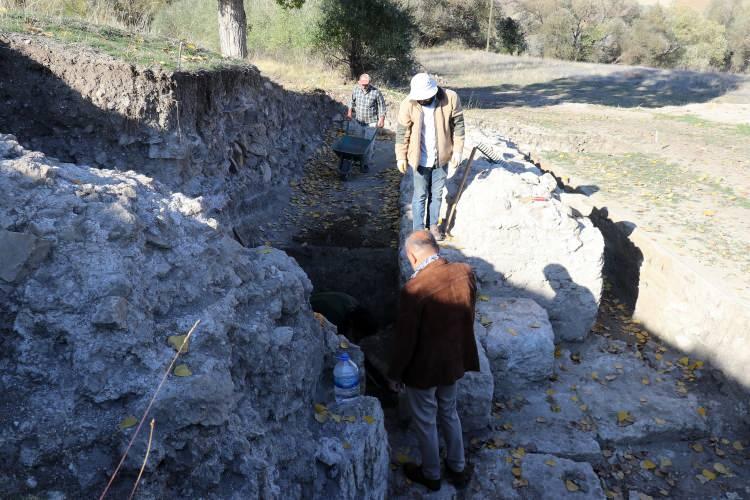 <p>Mezarlıktaki iskeletlerin antropolojik araştırmalar ve DNA araştırmalarıyla yaralanma ve ölüm nedenlerinin ortaya çıkarılması için çalışma yapılacak.</p>
