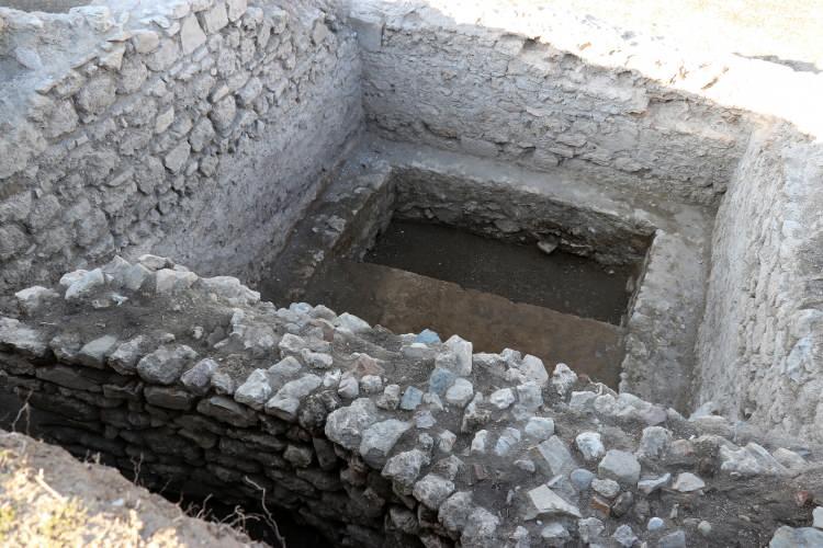 <p>Alandaki ana mezarda süvari subayı olması muhtemel bir şahsın gömülü olduğunu belirlediklerini kaydeden Yıldırım, şahsın yanında at koşum takımlarının ve pişmiş topraktan eserlerin yanında “Diplomata” adı verilen bronz bir levhayla karşılaştıklarını belirterek, “Diplomatalar Roma İmparatorluk dönemi askerlerinin askerlik görevini tamamladıktan sonra kendilerine verilen bir belge. Bir nevi terhis belgesi olarak adlandırabiliriz bunu." dedi.</p>
