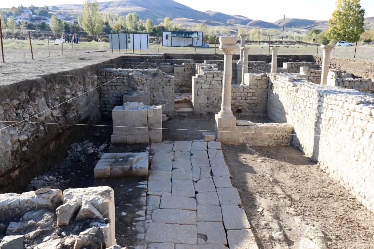<p>Anadolu’da ilk defa bir lejyon kalesinin hem sur duvarları hem plan tipi hem de sur içerisindeki yapılarla alakalı önemli veriler elde ettiklerini belirten Yıldırım, “Roma İmparatorluk dönemine tarihlendirilen ve 15. Apollinaris Lejyonuna ev sahipliği yapan castrum yapısıyla ilgili şu ana kadar çok fazla veri ele geçmemişti. Castrumlar Roma İmparatorluk dönemindeki lejyonların ana üsleri, ordugahları durumunda olan yapılardır." değerlendirmesinde bulundu.</p>
