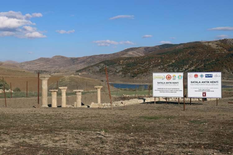 <p>Roma İmparatorluğunun Apollinaris Lejyonu da denilen 15.Lejyonunun yaklaşık 600 yıl hüküm sürdüğü Satala Antik Kentinde 2017 yılından beri devam eden arkeolojik kazılarda toprağın 50 santimetre altından başlayan tarihi bulgularda 5 bin yıl önceye tarihlenen Erken Tunç Çağı ile Urartuların bölgedeki varlığı mimari açıdan kanıtlanmış, erken tunç çağına ait el yapımı seramikler ve Helenistik dönemin bulgularının yer aldığı kazı alanının 6 metre derinliğinde ise geç Roma İmparatorluk dönemine ait olduğu tahmin edilen askeri zırh, çok sayıda ok ucu, tiyatro maskı, kandil, Roma eyalet sikkesi, 15.lejyon damgalı tuğla, mızrak, miğfer parçalarından oluşan tarihi eserler bulunmuş, lejyon kalesinin yaklaşık 170 bin metrekarelik bir alanı kapsadığı belirlenmiş, 1500 yıllık bir bazilika ve sonrasında da bir hamam kompleksi ortaya çıkarılmıştı.</p>

