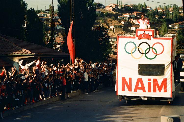 <p><strong>- Time dergisine kapak olan ilk Türk sporcu</strong></p>

<p>1988 Seul Olimpiyatları'nda 9 dünya, 5 olimpiyat rekoru kıran ve "Dünyanın en iyi haltercisi" seçilen Naim Süleymanoğlu, 3 Ekim 1988'de "Everybody Wins" başlığıyla Time dergisine kapak oldu.</p>

<p> </p>
