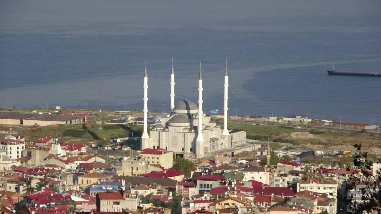 <p>Trabzon’un Ortahisar ilçesinde yapımı devam eden Doğu Karadeniz Bölgesi’nin en büyük cami ve külliyesi inşaatı sürüyor. İnşaatın yüzde 75’lik kısmı tamamlanırken, gelecek yıl sonunda hizmete açılması hedefleniyor.</p>