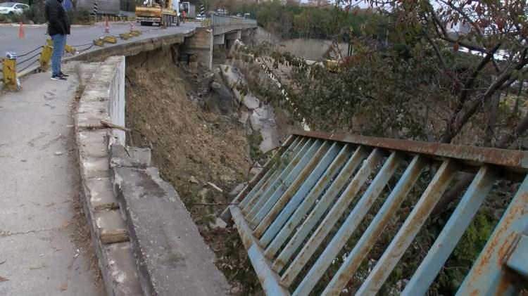 <p>Bakırköy Adliyesi yanında yapımına devam edilen pazar yeri inşaatında istinat duvarı çöktü.</p>
