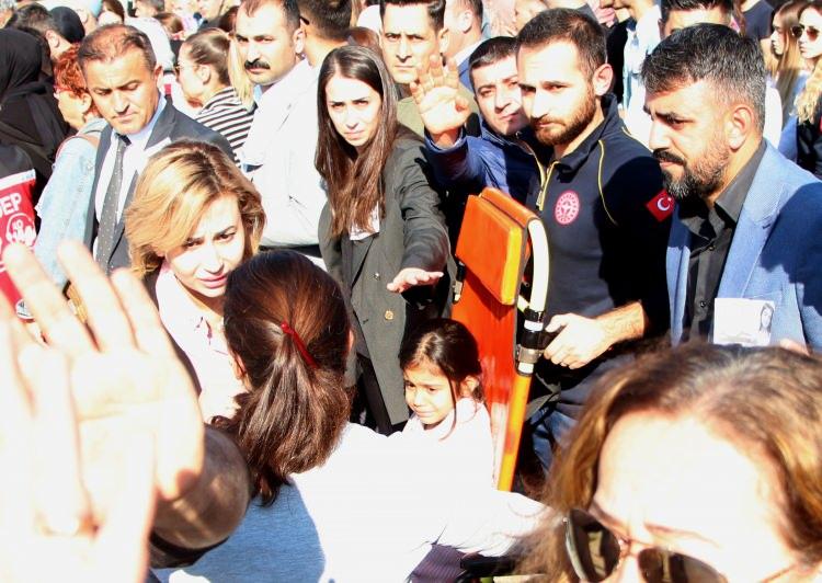 <p>Havaalanındaki törene ailenin küçük kızı Derin Meydan'da katıldı.</p>
