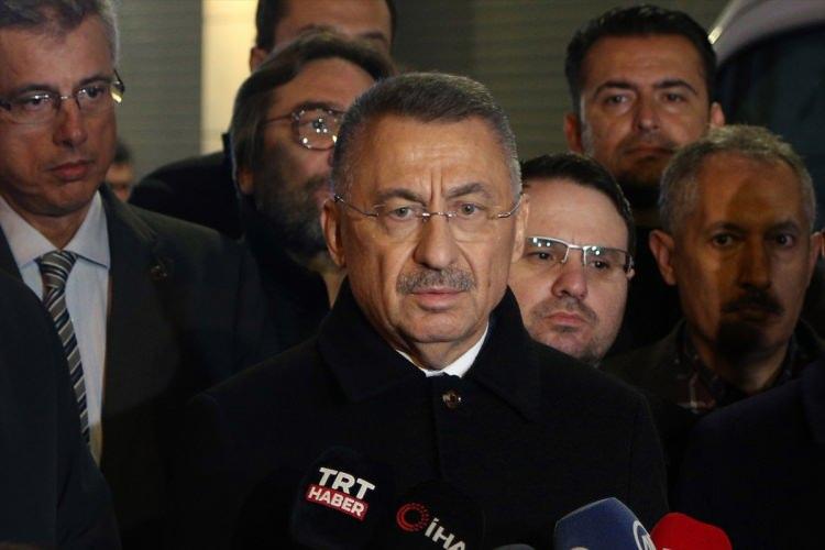 <p>Beyoğlu'nda henüz belirlenemeyen bir nedenle patlama meydana geldi.</p>

<p>Taksim İstiklal Caddesi'nde patlama meydana geldiği ihbarı üzerine bölgeye çok sayıda itfaiye, polis ve sağlık ekibi gönderildi.</p>

<p>Patlamanın sesi çevreden duyulurken, caddede yürüyen vatandaşların kaçıştığı görüldü.</p>
