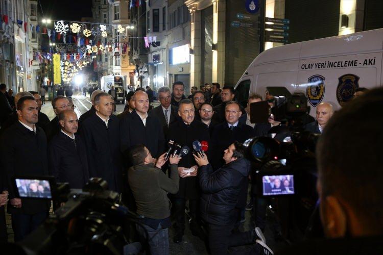 <p><strong>İlk açıklama İstanbul Valisi Yerlikaya'dan geldi</strong></p>

<p>İstanbul Valisi Ali Yerlikaya, olayla ilgili ilk açıklamayı Twitter hesabından yaptı. Yerlikaya, paylaşımda, "Bugün saat 16.20 sıralarında Beyoğlu ilçemiz, Taksim İstiklal Caddesi'nde bir patlama meydana gelmiştir. Olay yerine emniyet, sağlık, itfaiye ve AFAD ekiplerimiz sevk edilmiştir. Can kaybı ve yaralılarımız bulunmaktadır. Gelişmeler kamuoyuyla paylaşılacaktır." bilgisini verdi.</p>
