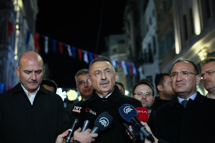 <p>Oktay, patlama alanındaki çalışmaların tüm yoğunluğuyla devam ettiğini kaydederek, tüm kamera kayıtlarının incelendiğini ve patlama alanının hemen yanı başındaki tüm mağazalardaki çalışanlar da dahil, görgü tanıklarının tamamıyla olayla ilgili görüşüldüğünü ve gerekli değerlendirmelerin yapıldığını aktardı.</p>
