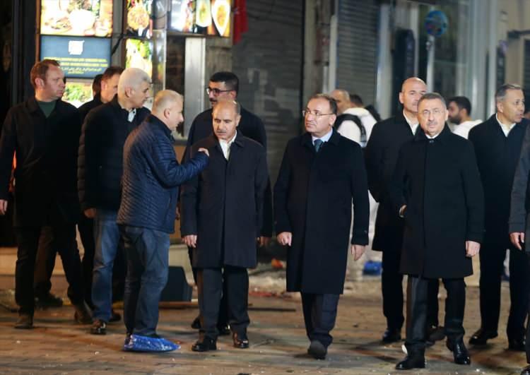 <p><strong>"Her ne pahasına olursa olsun bunun hesabı sorulacaktır"</strong></p>

<p>Cumhurbaşkanı Yardımcısı Fuat Oktay, sözlerine şöyle devam etti:</p>

<p>"Türkiye'de huzur ve güven hakim, gerek sınırlarının içerisinde gerekse de sınırlarının ötesinde. Biz kararlıyız. Bu olayların arkasında kim varsa, her kim varsa sonuna kadar sınırların içinde değil dünyanın öbür ucuna da gitse, bunun arkasından diğer teröristlere nasıl ulaştıysak bunlara da ulaşılacaktır ve yine Türkiye'ye getirilecektir. </p>
