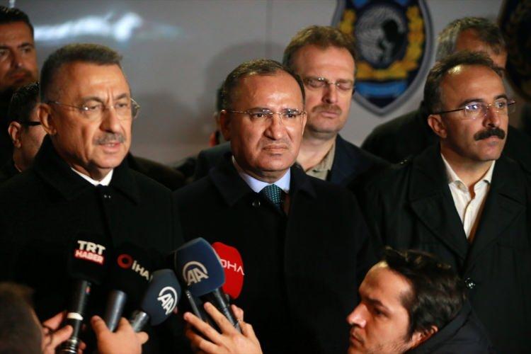 <p>Gereği yapılacaktır, yargıya teslim edilecektir. Her ne pahasına olursa olsun bunun hesabı sorulacaktır. Türkiye eski Türkiye değil. Bunu herkes böyle bilsin. Her yönüyle, şu anda kalkınma yönünde, güvenlik yönünde, huzur yönünde istikrarı sağlamış bir ülke ve dünyada, bölgesindeki ve dünyadaki birçok olayda söz sahibi olan bir Türkiye'ye hiç kimse bu tür eylemlerle ne mesaj verebilir ne de yolundan döndürebilir. Türkiye tüm kararlılığıyla yoluna devam edecektir. Cumhurbaşkanımızın liderliğinde, başkanlığında dimdik devam edeceğiz. Biz bu olayı çözeceğiz. Çok yakında çözeceğiz ve çözdüğümüz zaman da sadece bu olayın tetikçileri değil, bu tetikçilerin arkasında kim varsa, önünde, sağında, solunda gerek içeride, gerek dışarıda her kim varsa bunun hesabı tamamından sorulacaktır. Ben bu mesajı paylaşmak istiyorum."</p>
