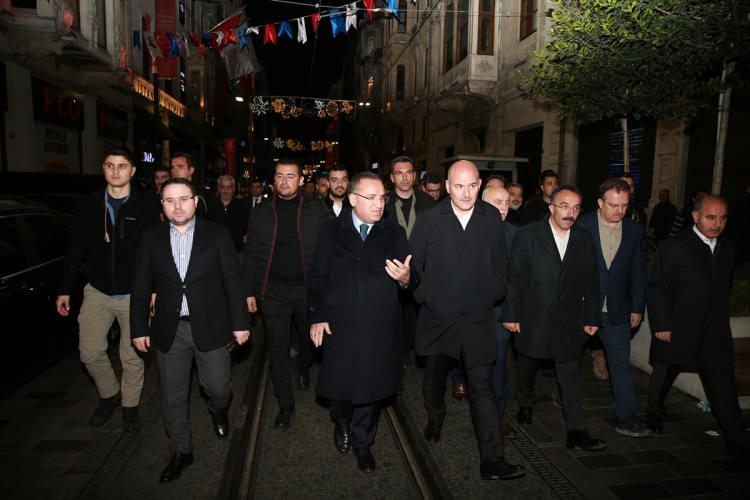 <p>Cumhurbaşkanı Recep Tayyip Erdoğan'ı Endonezya'ya uğurladıklarını hatırlatan Oktay, "Tüm bilgileri gitmeden önce aldı, detaylıca değerlendirdik. Yolda da anbean zaten takip ediyorlar. Sonrasında da yine detaylı olarak takiplerini sürdürecekler. Biz de bilgi arz etmeyi sürdüreceğiz. Orada da G20'de zaten yine Türkiye biraz önce ifade ettiğim çerçevede yürüdüğü yolda kararlılıkla yürüyecektir ve bunu da orada yine tüm dünya görecektir." ifadelerini kullandı.</p>

<p> </p>
