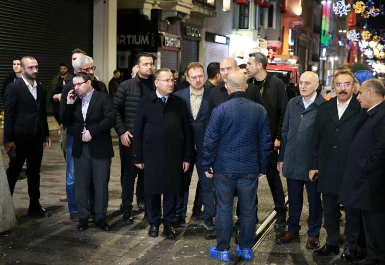 <p>Adalet Bakanı Bekir Bozdağ ve İçişleri Bakanı Süleyman Soylu, Beyoğlu İstiklal Caddesi'nde patlamanın yaşandığı alanda incelemelerde bulundu.</p>
<p></p>
