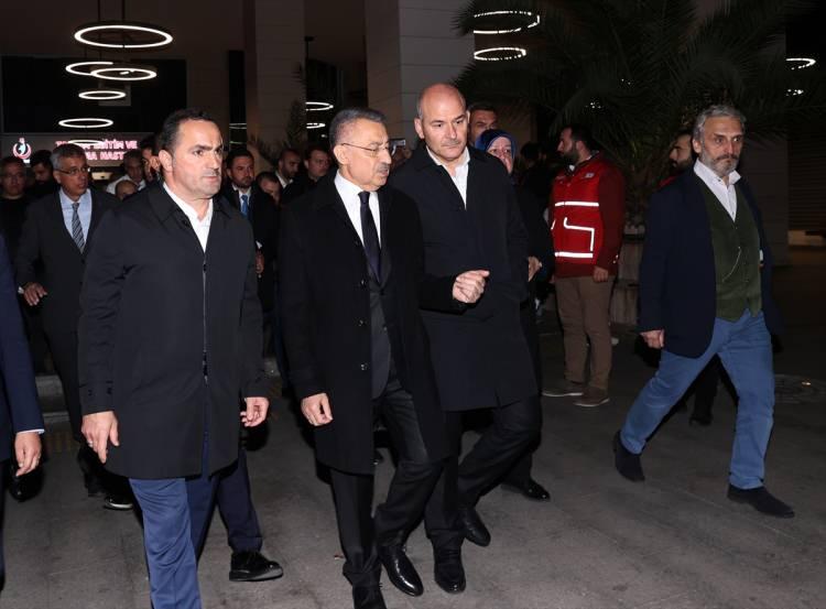 <p><strong>"Doktorlarımız elinden geleni yapıyor"</strong></p>
<p>Ziyaretlerinin ardından açıklamada bulunan Oktay, olay yerindeki değerlendirmelerinden sonra İçişleri Bakanı Süleyman Soylu, bakan yardımcıları, vali, başsavcı, ilgililer ve komutanlar ile hastanelerdeki hastaları tek tek ziyaret ettiklerini dile getirdi.</p>