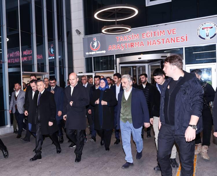 <p>Fuat Oktay, yaralıların sağlık durumlarına ilişkin şu bilgileri verdi:</p>
<p>"81 olarak açıklamıştık hatırlarsanız, 39'u taburcu olmuş durumda. Şimdi burada da görüştük. Yine Taksim'de de görüştüğümüz, diğer hastanelerde de görüştüğümüz arkadaşların çoğu hastalarımızın, aslında taburcu olabilecek durumda olanlar yine. Ama her ihtimale karşı bu geceyi burada geçirelim şeklinde doktorlarımızın tavsiyesi üzerine duruyorlar. </p>