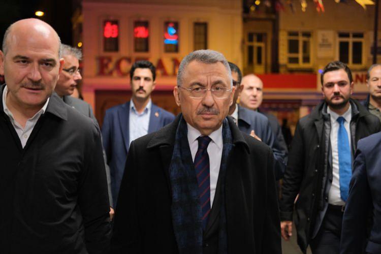 <p>İlk başta söylediğimiz 2 kritik olan hastamızın durumu devam ediyor yoğun bakımda. Doktorlarımız da tüm sağlık ekiplerimiz de elinden gelen her türlü çalışmayı yapıyorlar. Sayın Bakanımız da güvenlik boyutunu her türlü tüm aşamalarıyla birlikte yakın takipteler, yine Valimiz aynı şekilde. İnşallah ona ilişkin de çok yakında gerekli açıklamalar yapılacaktır."</p>