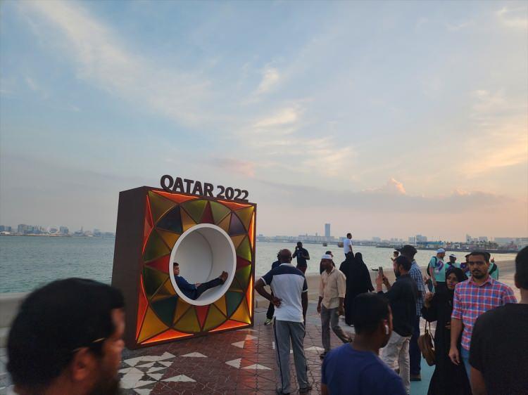 <p>Bu yıl Katar'ın ev sahipliğinde gerçekleşecek 2022 FIFA Dünya Kupası'na çok az bir süre kala başkent Doha'da kupa heyecanı derinden hissedilmeye başlandı.</p>
