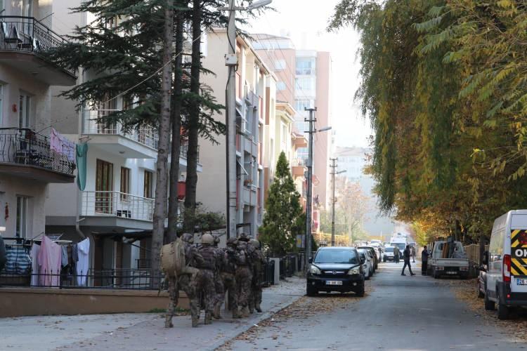 <p>İl Emniyet Müdürlüğü Terörle Mücadele, İstihbarat, Siber Suçlarla Mücadele Şubesi ekipleri, sosyal medya paylaşımında Eskişehir haritasının üzerine geri sayaçlı bomba görseli paylaşımı yapan kişinin yakalanmasına yönelik çalışma başlattı.</p>
